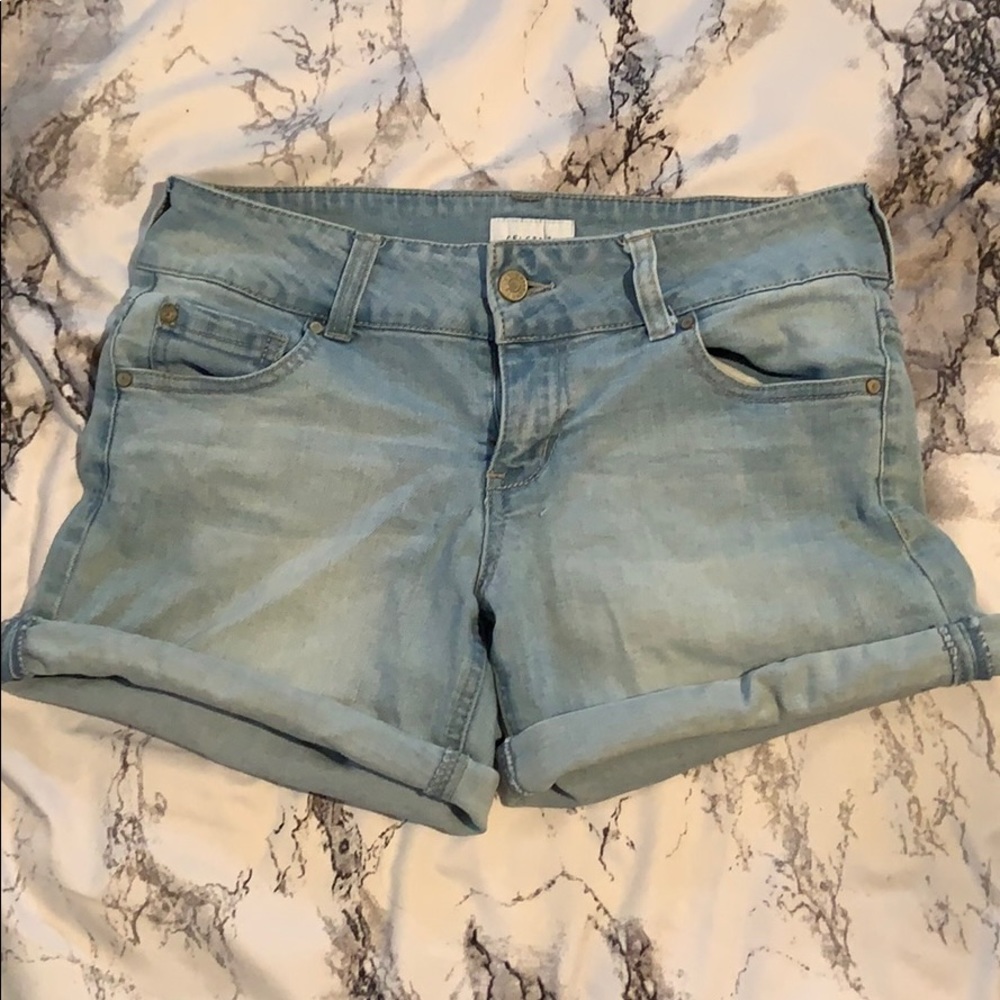 3 FOR 30$ 💜 Light washed jean shorts